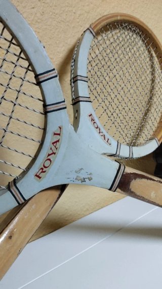 Vecchie racchette da tennis in legno Royal
