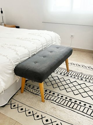 Banco tapizado gris patas madera