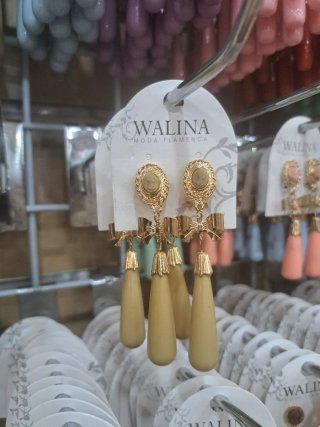 Manton plumeti beige con flor y pendientes