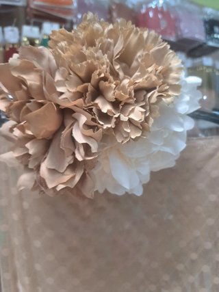 Manton plumeti beige con flor y pendientes