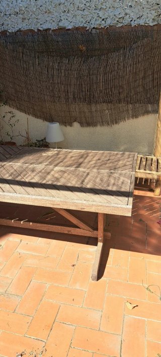 Mesa de exterior Ikea de madera