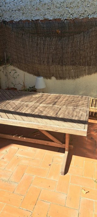 Mesa de exterior Ikea de madera