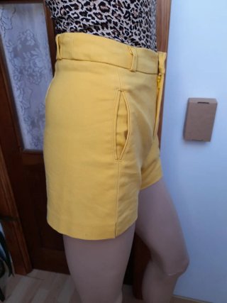 Short cortos amarillos tiro alto