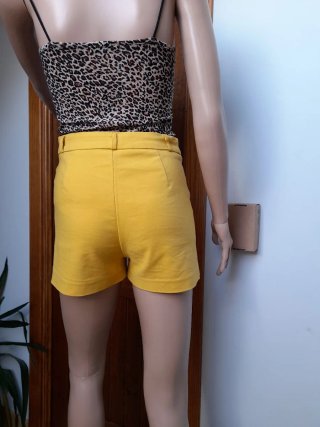 Short cortos amarillos tiro alto