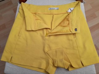 Short cortos amarillos tiro alto