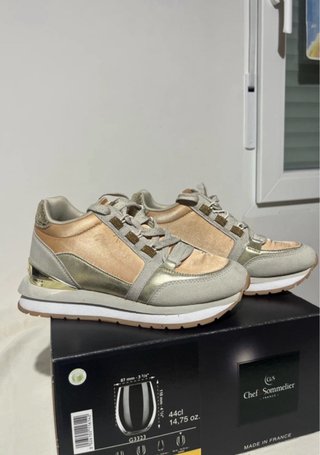 Zapatillas beige y doradas con plataforma