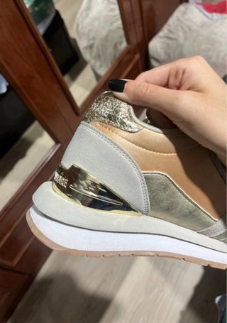 Zapatillas beige y doradas con plataforma