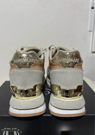 Zapatillas beige y doradas con plataforma