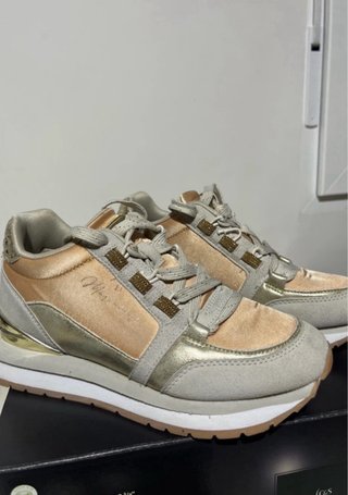 Zapatillas beige y doradas con plataforma