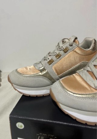 Zapatillas beige y doradas con plataforma