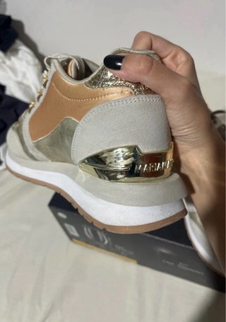 Zapatillas beige y doradas con plataforma