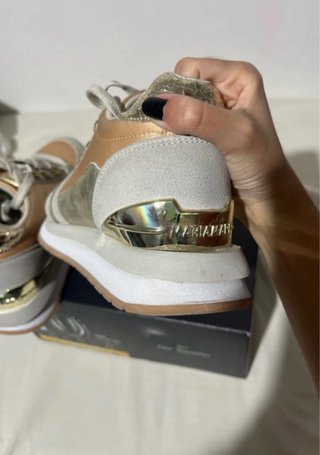 Zapatillas beige y doradas con plataforma