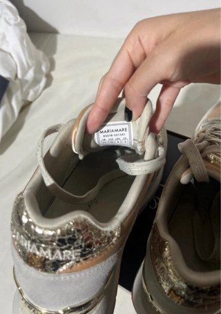 Zapatillas beige y doradas con plataforma