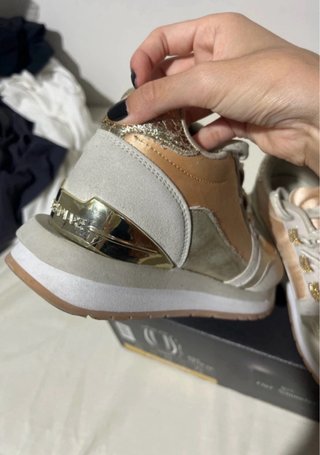 Zapatillas beige y doradas con plataforma
