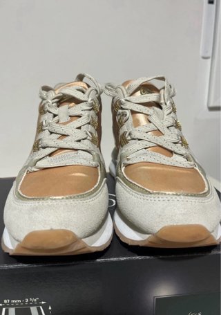 Zapatillas beige y doradas con plataforma