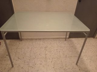 Mesa de cristal y metal