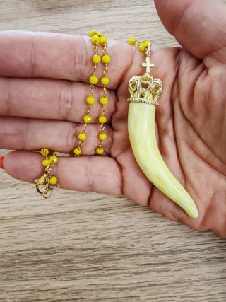 Collana corno portafortuna con perline gialle