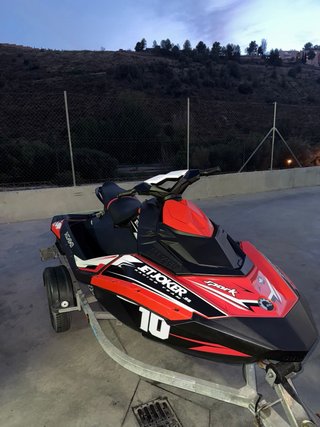 Moto de agua Sea-Doo Spark Roja y Negra