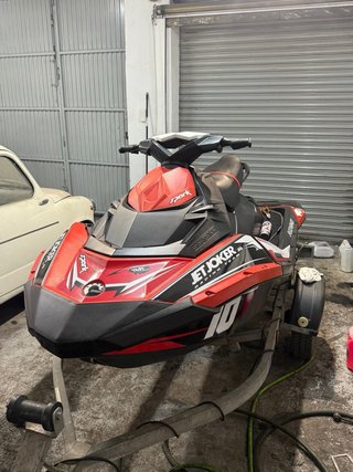 Moto de agua Sea-Doo Spark Roja y Negra