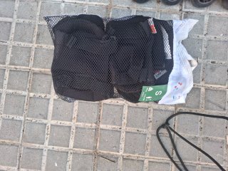 Patines en línea negros y naranjas