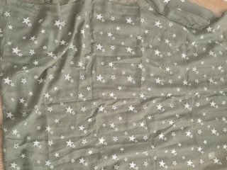 Pañuelo verde oliva con estrellas blancas