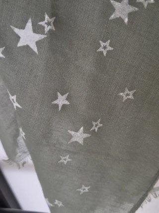Pañuelo verde oliva con estrellas blancas