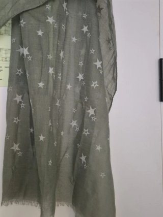 Pañuelo verde oliva con estrellas blancas