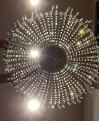 Lámpara araña de cristal colgante.