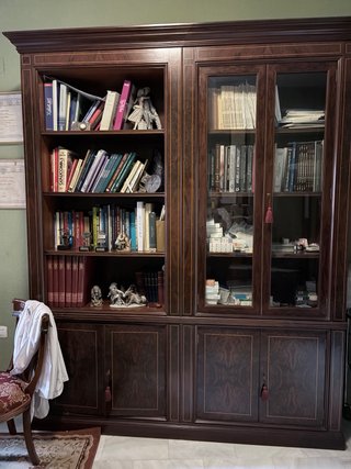 Librería y vitrina de madera y cristal