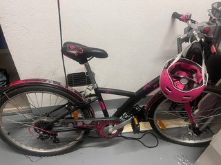 Bicicleta infantil negra y rosa + casco