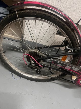 Bicicleta infantil negra y rosa + casco
