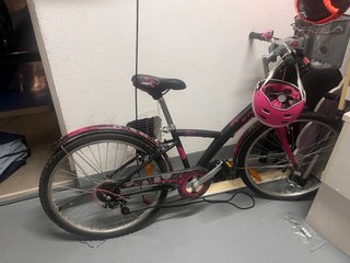 Bicicleta infantil negra y rosa + casco
