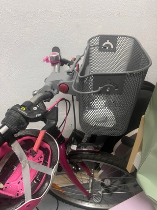 Bicicleta infantil negra y rosa + casco