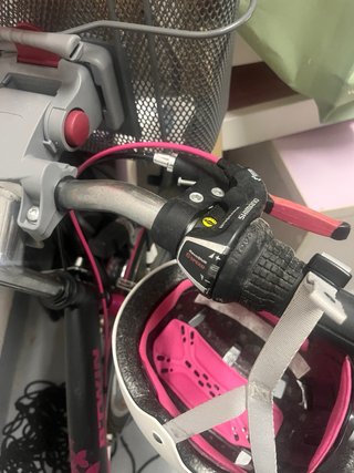 Bicicleta infantil negra y rosa + casco