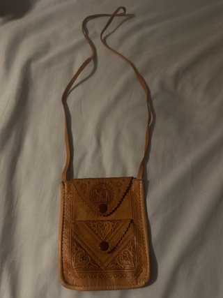 Bolso de piel con camel grabado