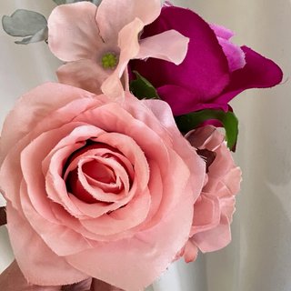Ramillete de flores rosas y buganvilla