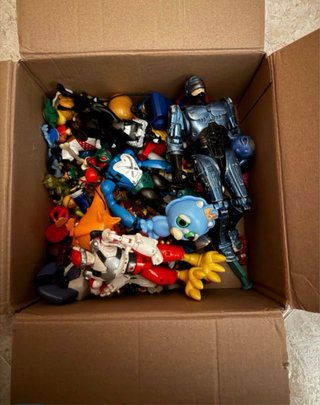 Caja de juguetes variados antiguos