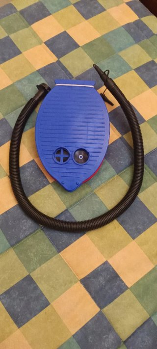 Inflador de pie azul