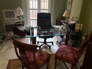 Mesa de cristal y madera para salón o despacho