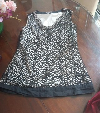 Blusa elegante negra y dorada