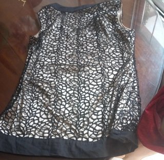 Blusa elegante negra y dorada