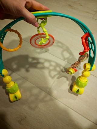 Arco de juego para bebé con juguetes