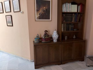 Librería de madera con puertas
