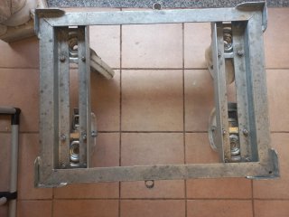 Plataforma con ruedas hay cuatro 50€ cada uno