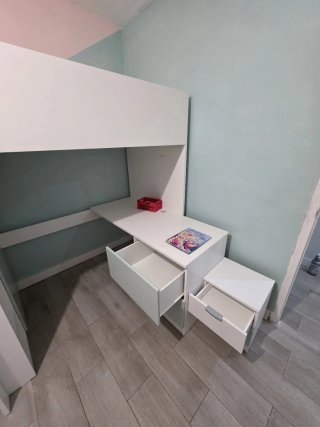 Cama alta blanca con escritorio