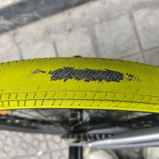 Bicicleta BMX plateada con ruedas verdes