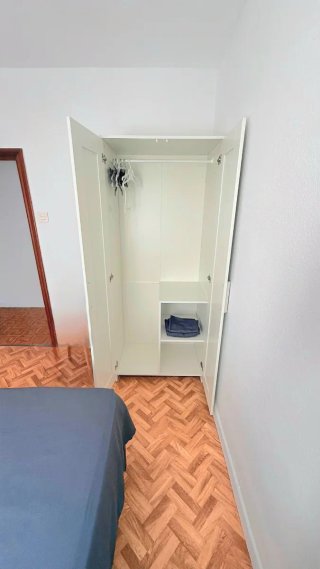 Se alquila habitación amueblada en piso compartido