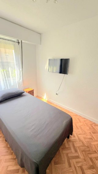 Se alquila habitación amueblada en piso compartido