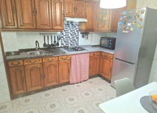 Se alquila habitación amueblada en piso compartido