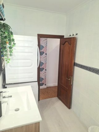 Se alquila habitación amueblada en piso compartido